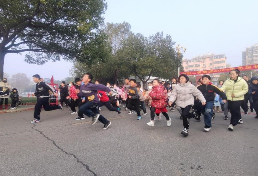 二机集团员工高昂驰骋迎新年，踔严振奋向将来